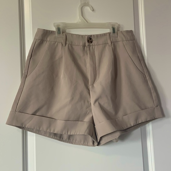 STREETWEAR SOCIETY SIZE L Beige High-waisted Pleated Shorts - Picture 1 of 9